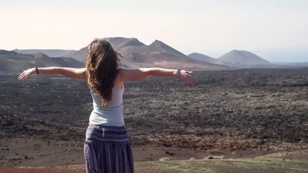 Imagen de una mujer contmplando el paisaje volcánico de Lanzarote