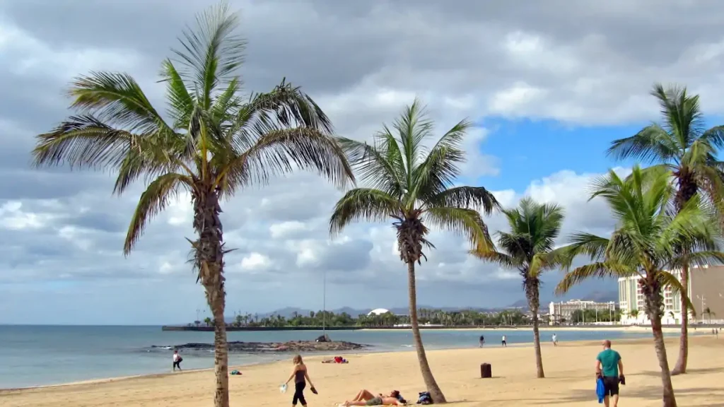 Imagen de una playa de Lanzarote